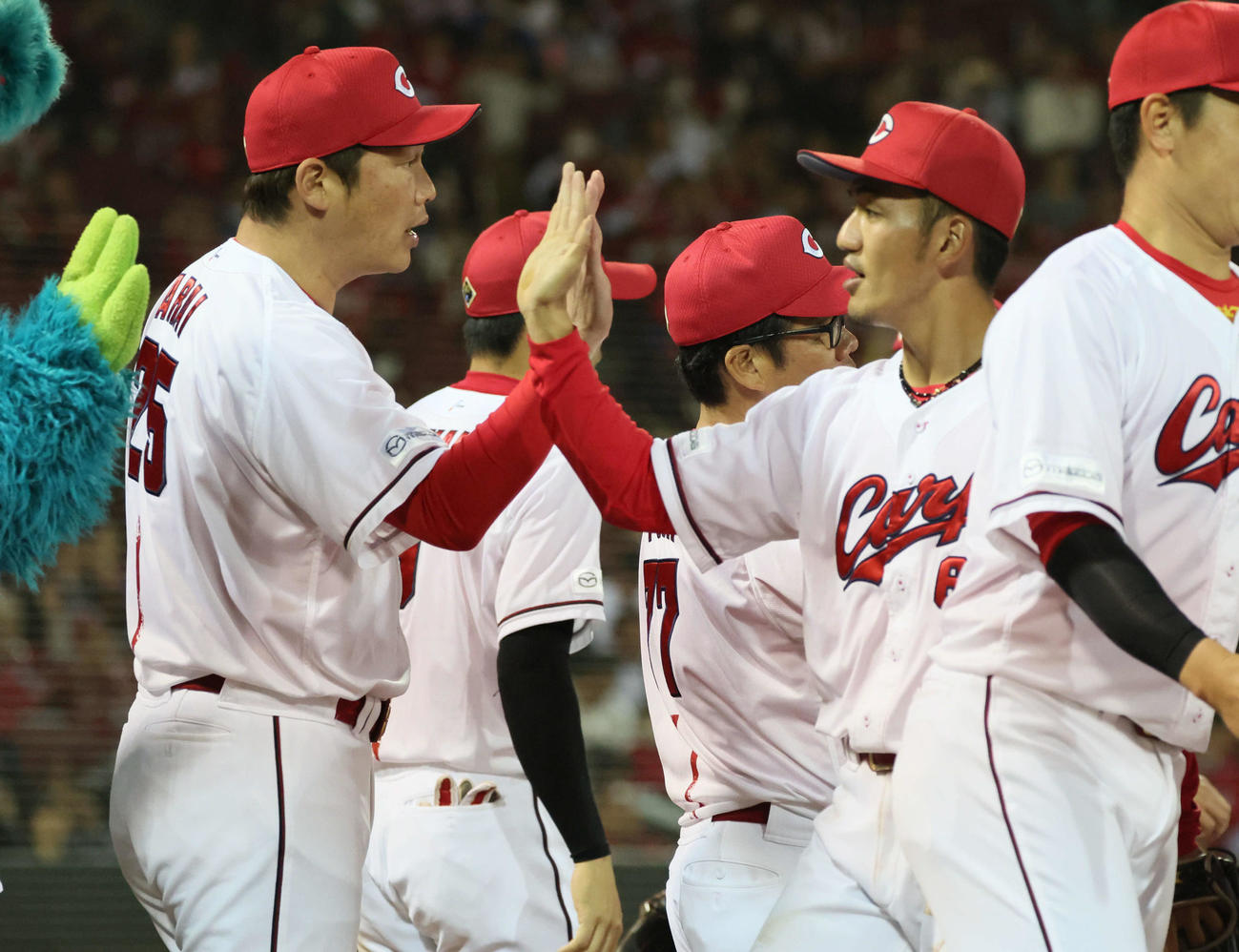広島対DeNA　勝利した広島新井監督（左）は矢野とタッチを交わす（撮影・加藤孝規）