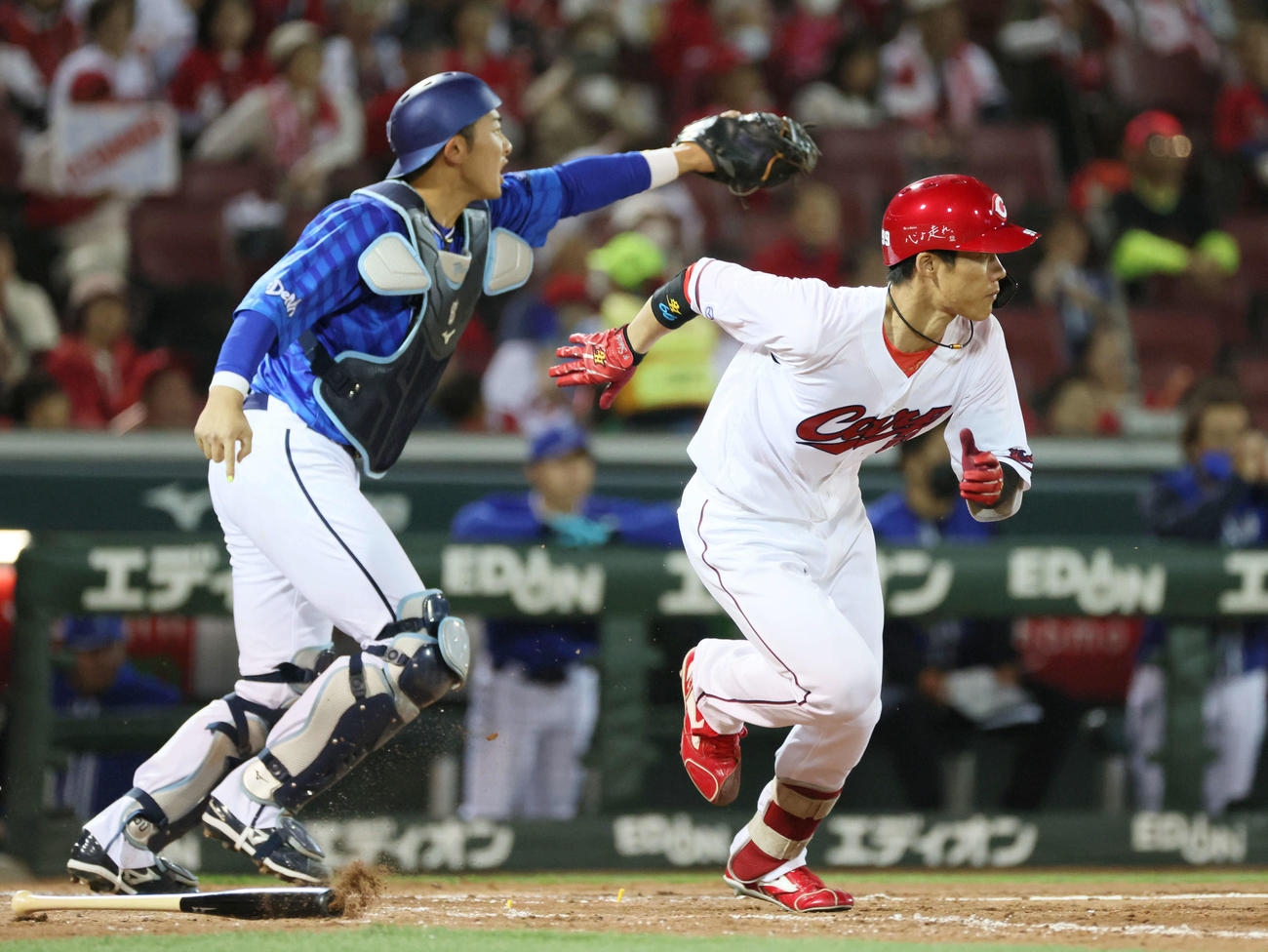 広島対DeNA 4回裏広島無死一,二塁、代打二俣（右）の送りバントを浜口が送球できずセーフに。捕手山本（撮影・加藤孝規）