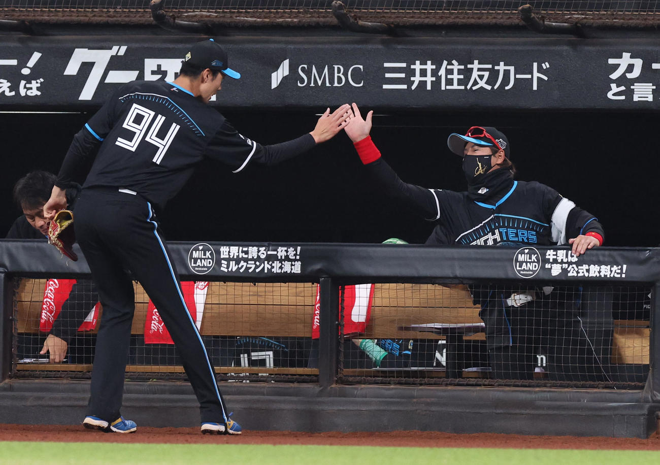 日本ハム対ソフトバンク　5回表を無失点に抑えた福島（左）を出迎える新庄監督（撮影・佐藤翔太）