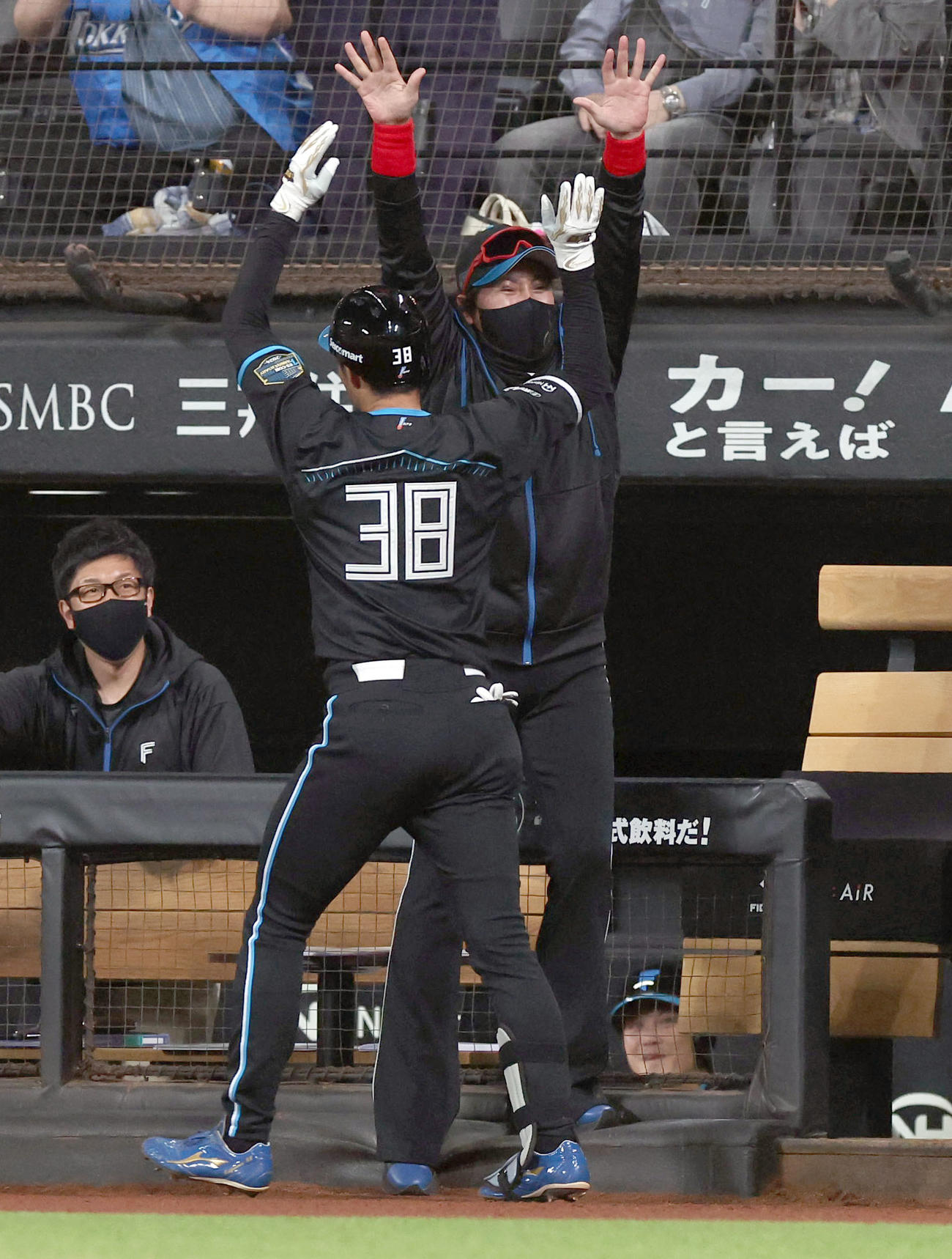 日本ハム対ソフトバンク　2回裏日本ハム1死二塁、右越え2点本塁打を放った石井（左手前）を出迎える新庄監督（撮影・佐藤翔太）