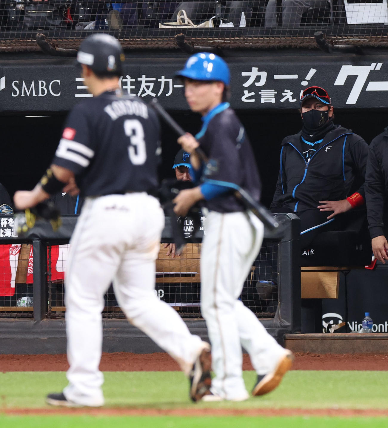 日本ハム対ソフトバンク　11回表ソフトバンク1死二、三塁、近藤（左手前）を申告敬遠する新庄監督（撮影・佐藤翔太）