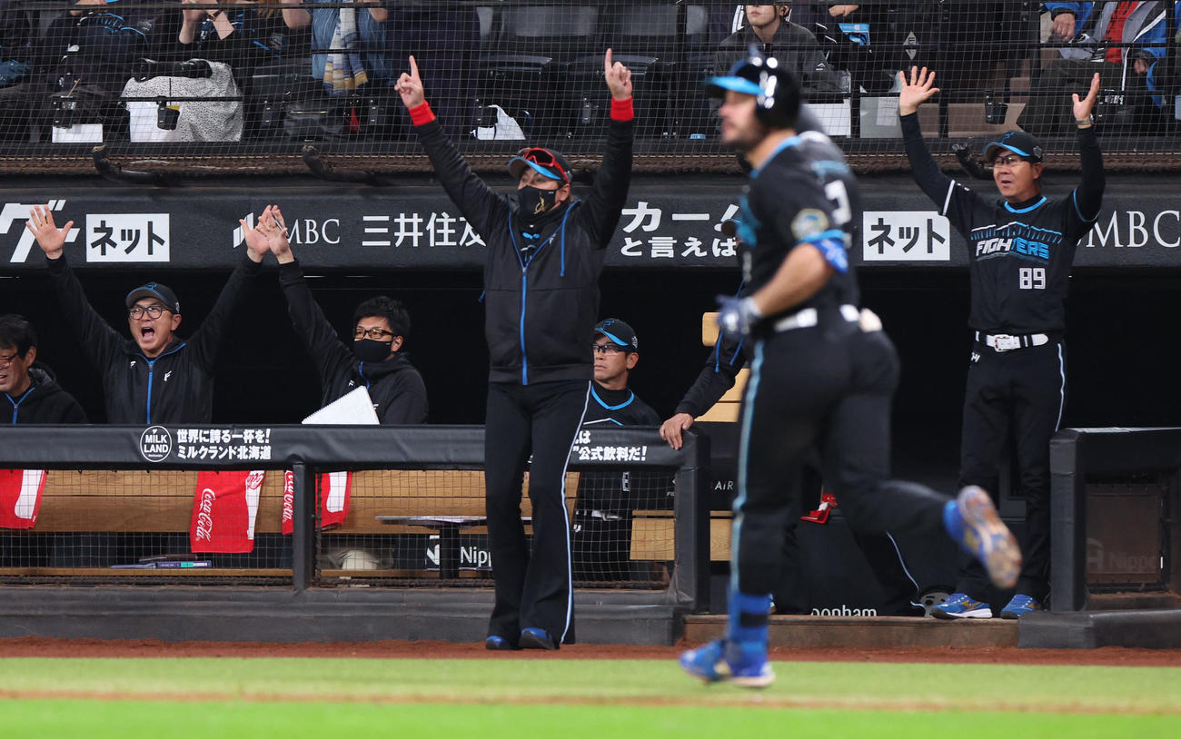 日本ハム対ソフトバンク　11回裏日本ハム2死一塁、マルティネスの左越え2点本塁打に喜ぶ新庄監督（中央）（撮影・佐藤翔太）