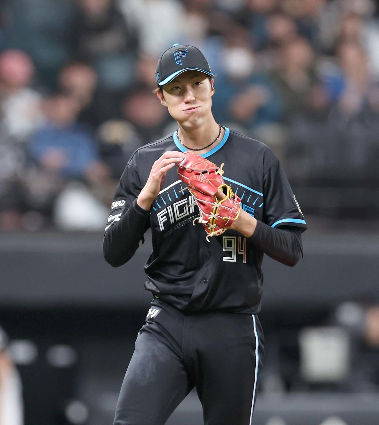 日本ハム対ソフトバンク　5回表ソフトバンク2死、周東を三振にとりグラブをたたく福島（撮影・黒川智章）
