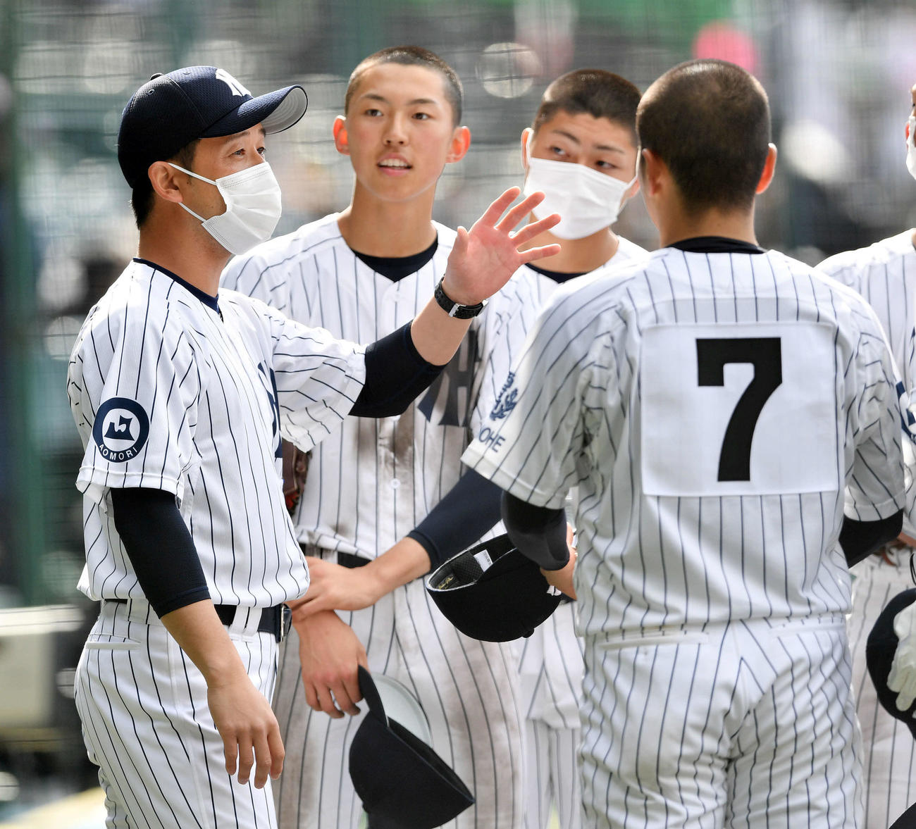 第93回選抜高校野球大会　八戸西対具志川商　ナインに話す八戸西・小川監督（左）（2021年3月22日撮影）