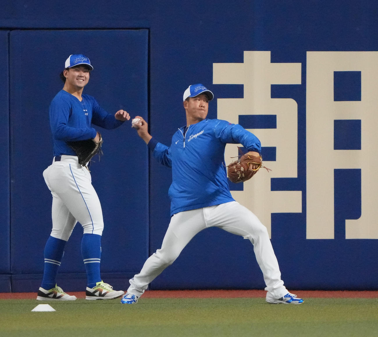 17日、試合前にキャッチボールをする柳（右）（撮影・森本幸一）
