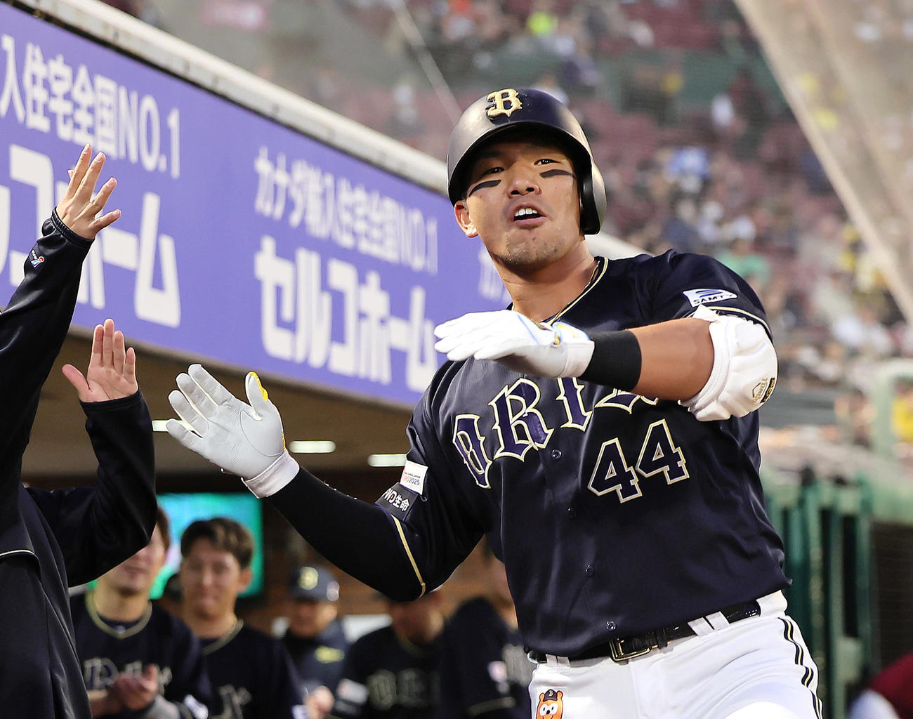 楽天対オリックス　2回表オリックス1死、左越え本塁打を放ちポーズを決める頓宮（撮影・足立雅史）