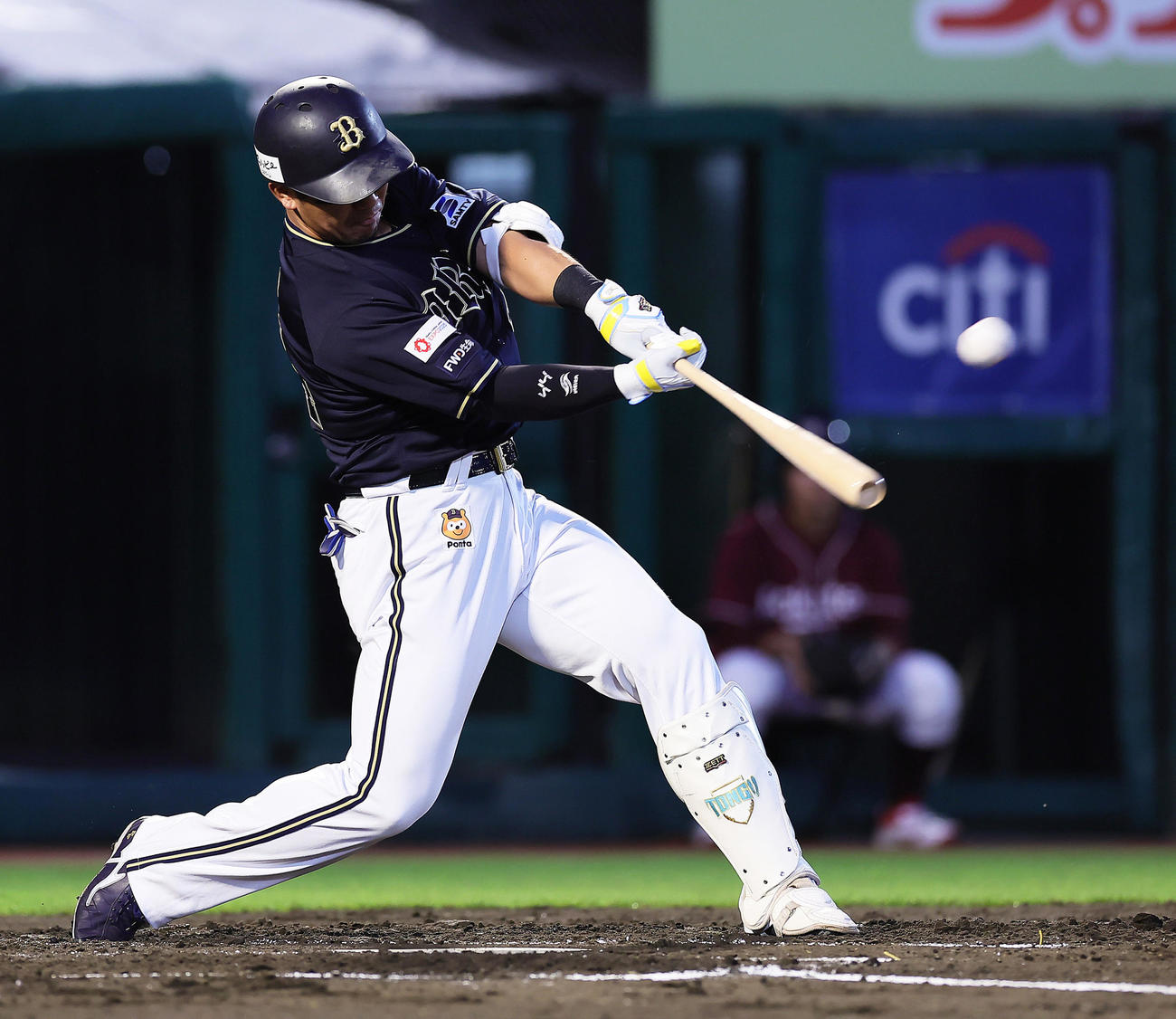 楽天対オリックス　2回表オリックス1死、左越え本塁打を放つ頓宮（撮影・足立雅史）