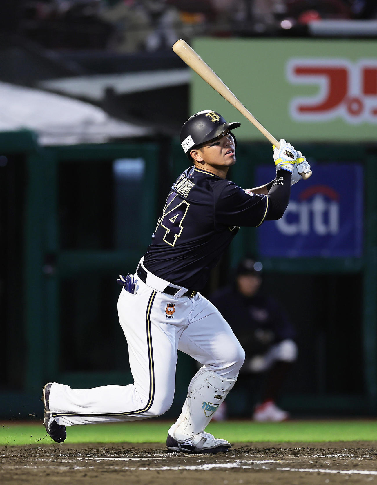 楽天対オリックス　7回表オリックス2死満塁、頓宮は走者一掃の適時三塁打を放つ（撮影・足立雅史）