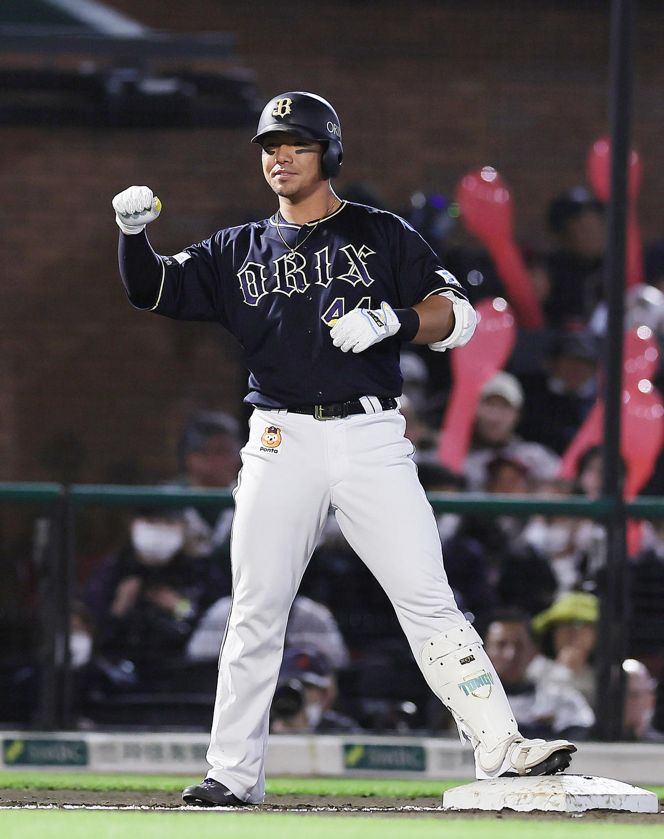 楽天対オリックス　7回表オリックス2死満塁、頓宮は走者一掃の適時三塁打を放ちベンチにガッツポーズ（撮影・足立雅史）