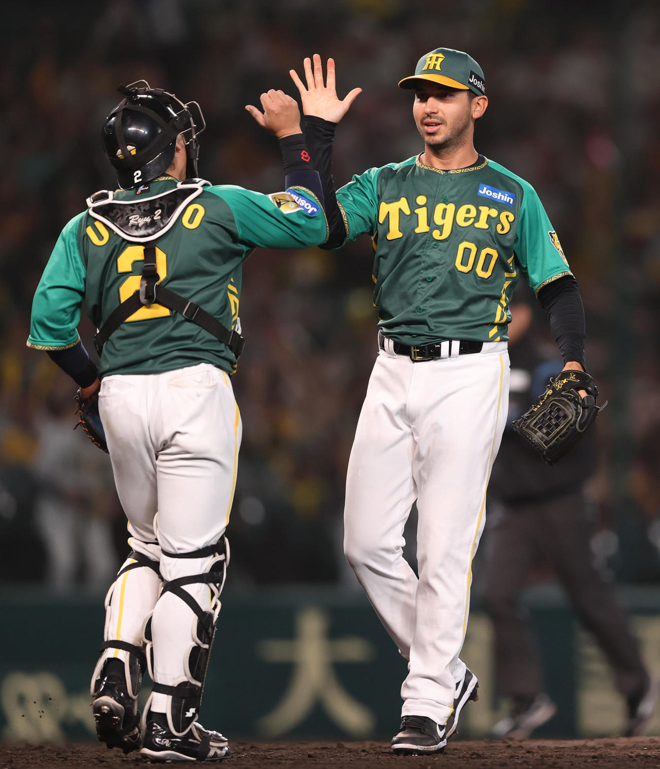 阪神対巨人　最後を締めた阪神ゲラ（右）は梅野とタッチをかわす（撮影・上山淳一）