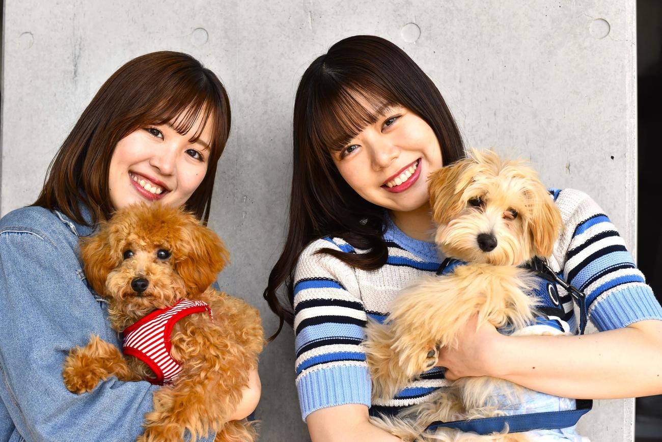 「ワンだふるフェスティバル」では愛犬とスタンド席で観戦できる。愛犬と笑顔を見せる（左から）ファイターズガールの鈴木穂乃花さん、田中杏奈さん（球団提供）
