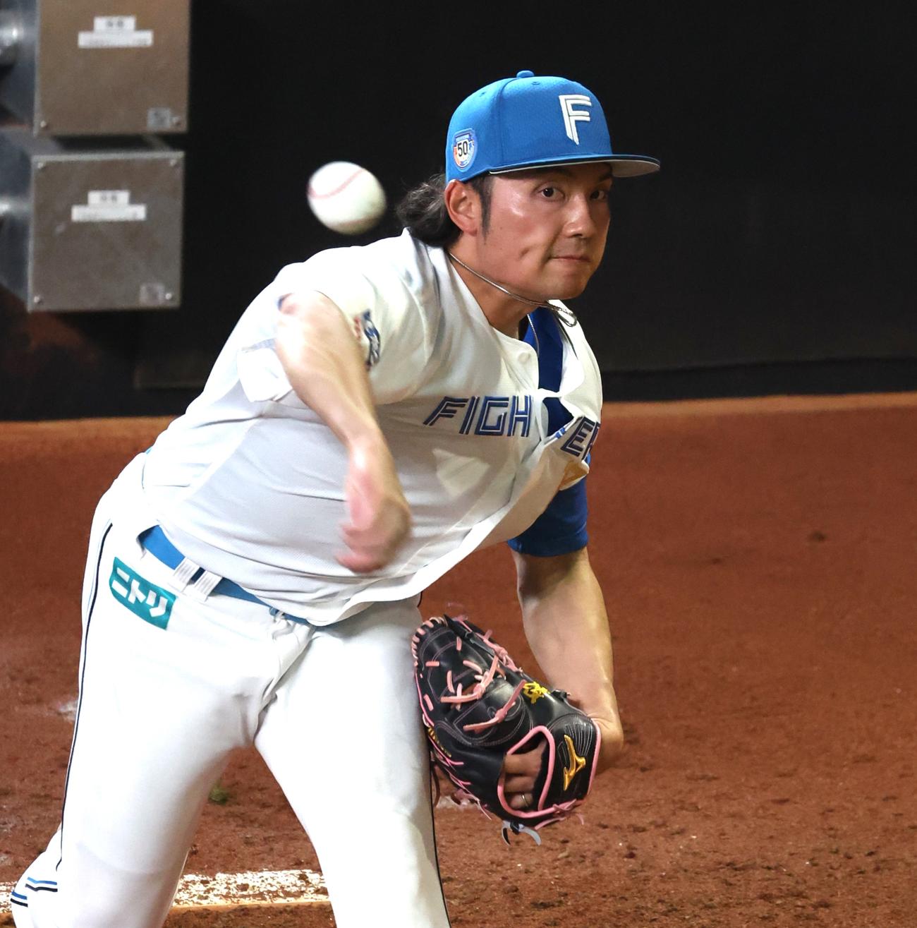 17日の練習中、ブルペン入りする日本ハム伊藤