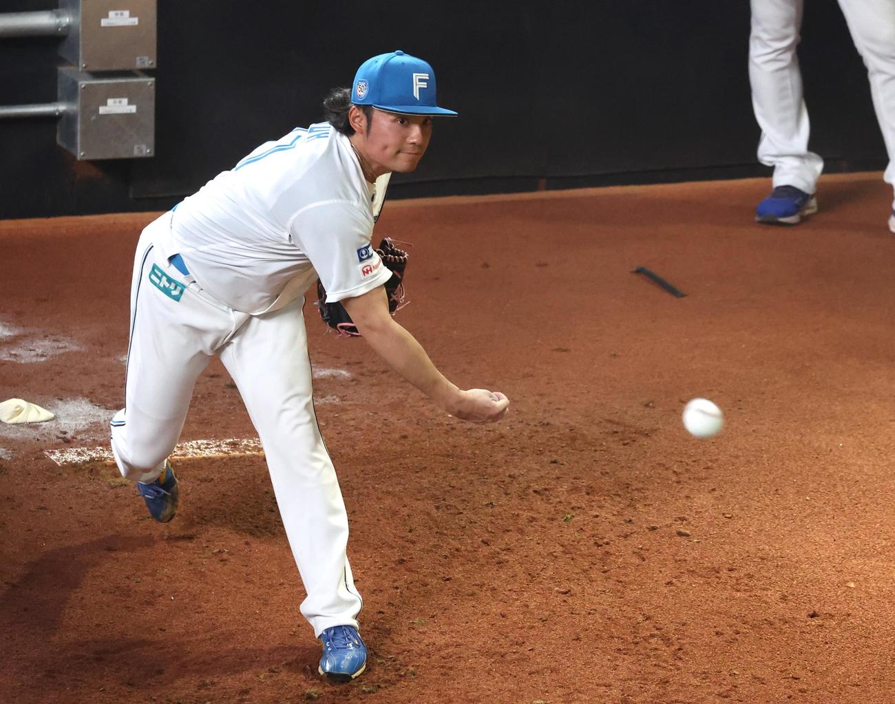 17日の練習中、ブルペン入りする日本ハム伊藤