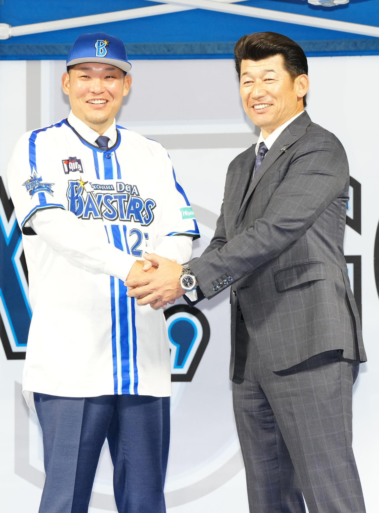 入団会見に臨みDeNA三浦監督（右）と笑顔で握手を交わす筒香（撮影・江口和貴）