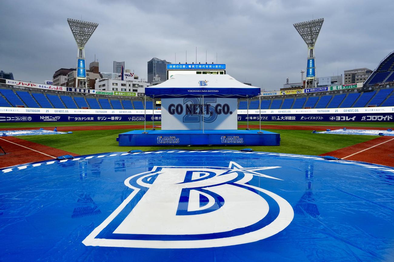 横浜スタジアムで行われる筒香のDeNA入団会見のステージ（撮影・江口和貴）