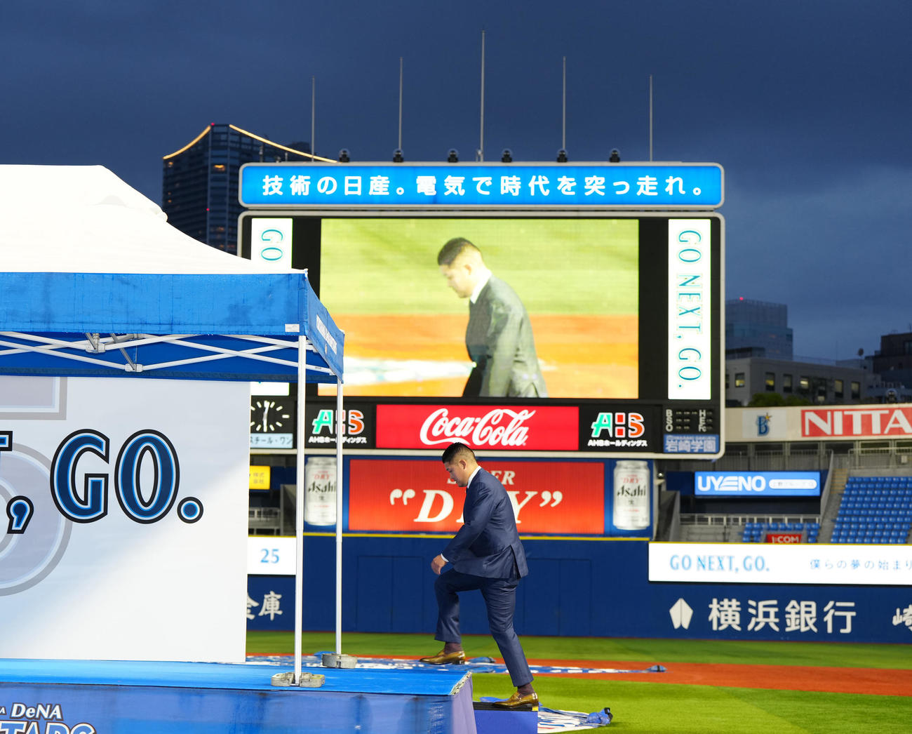 横浜スタジアムで行われる入団会見のステージに登壇する筒香（撮影・江口和貴）