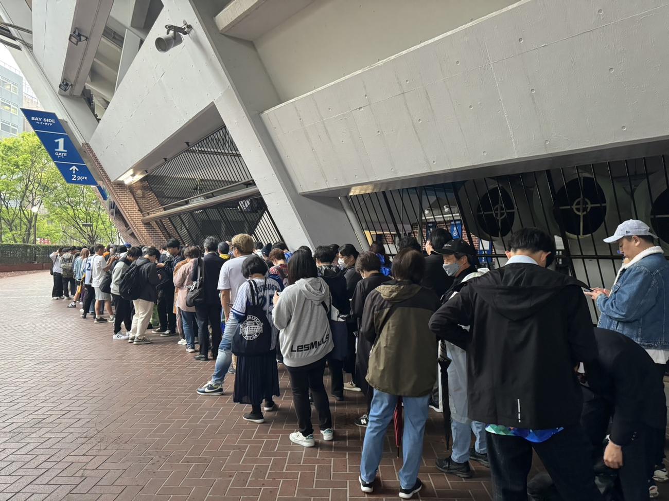 DeNA入団が決まった筒香の公開入団記者会見の開場前には長蛇の列が（撮影・小早川宗一郎）