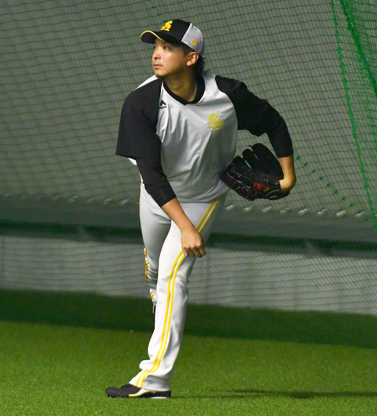 キャッチボールを行う東浜（撮影・岩下翔太）