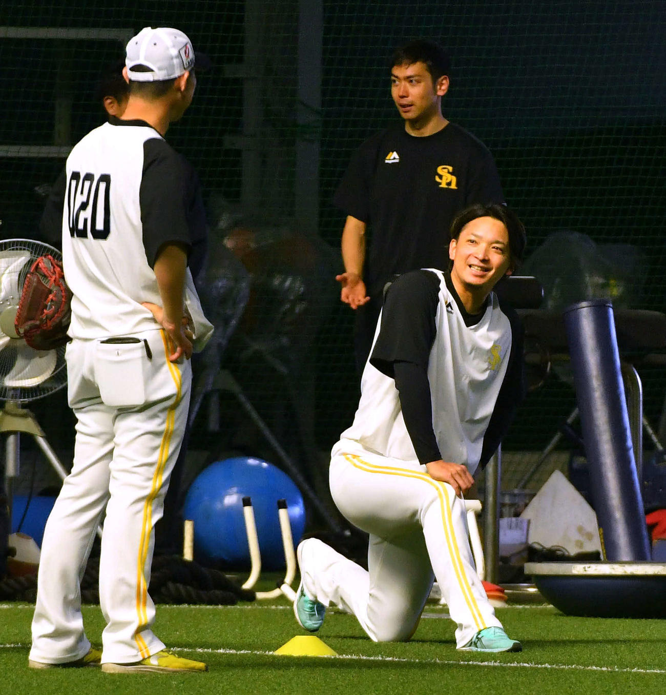 談笑しながらストレッチを行う東浜（撮影・岩下翔太）