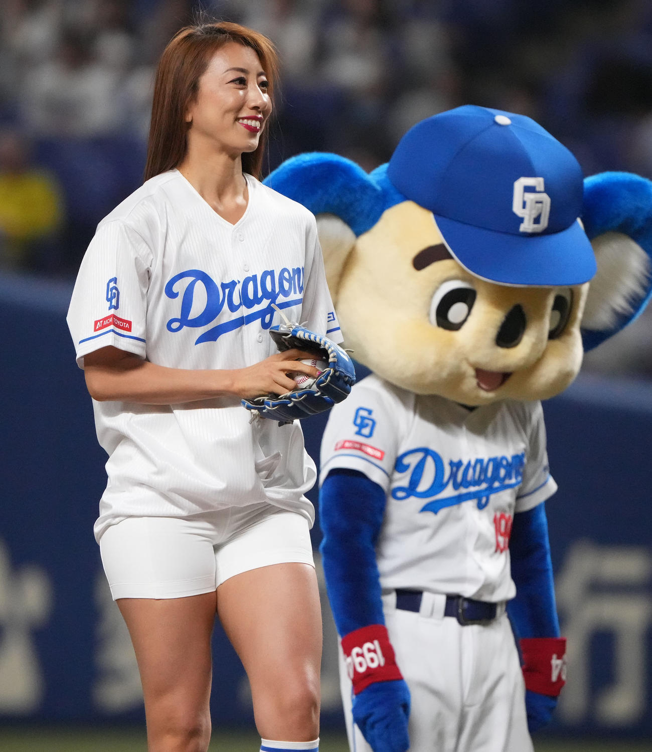 中日対ヤクルト　試合前、始球式を行う安井友梨（撮影・森本幸一）