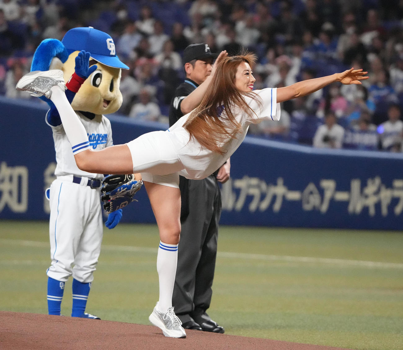 中日対ヤクルト　試合前、始球式を行う安井友梨（撮影・森本幸一）