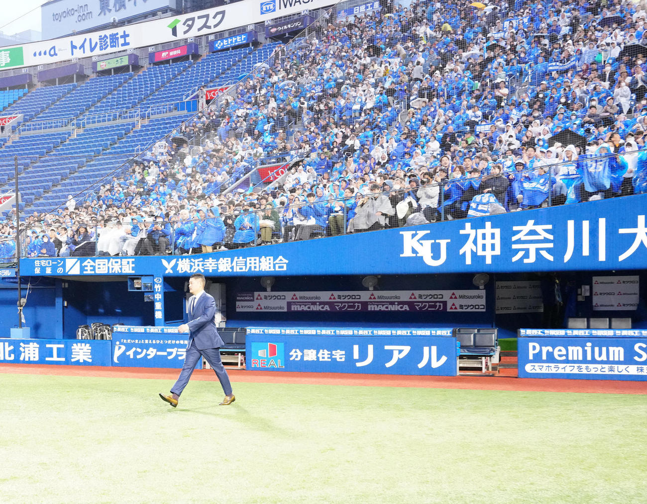 大勢のDeNAファンが見つめる中、入団会見に登壇する筒香（撮影・江口和貴）
