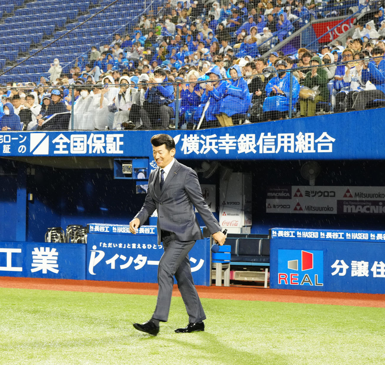 筒香嘉智の入団会見でサプライズ登場したDeNA三浦監督（撮影・江口和貴）