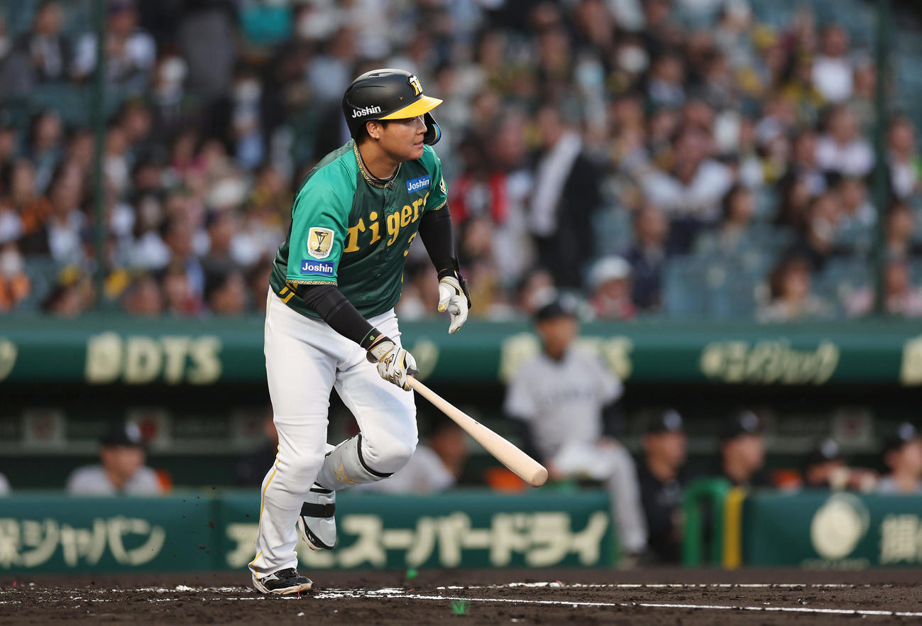 阪神対巨人　1回裏阪神1死一、二塁、中飛に倒れる大山（撮影・前田充）