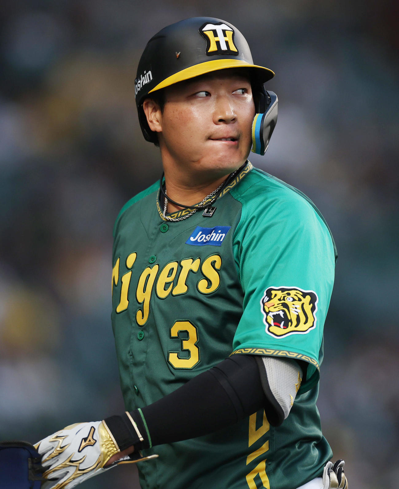 阪神対巨人　1回裏阪神1死一、二塁、中飛に倒れ悔しそうな表情を見せる大山（撮影・前田充）