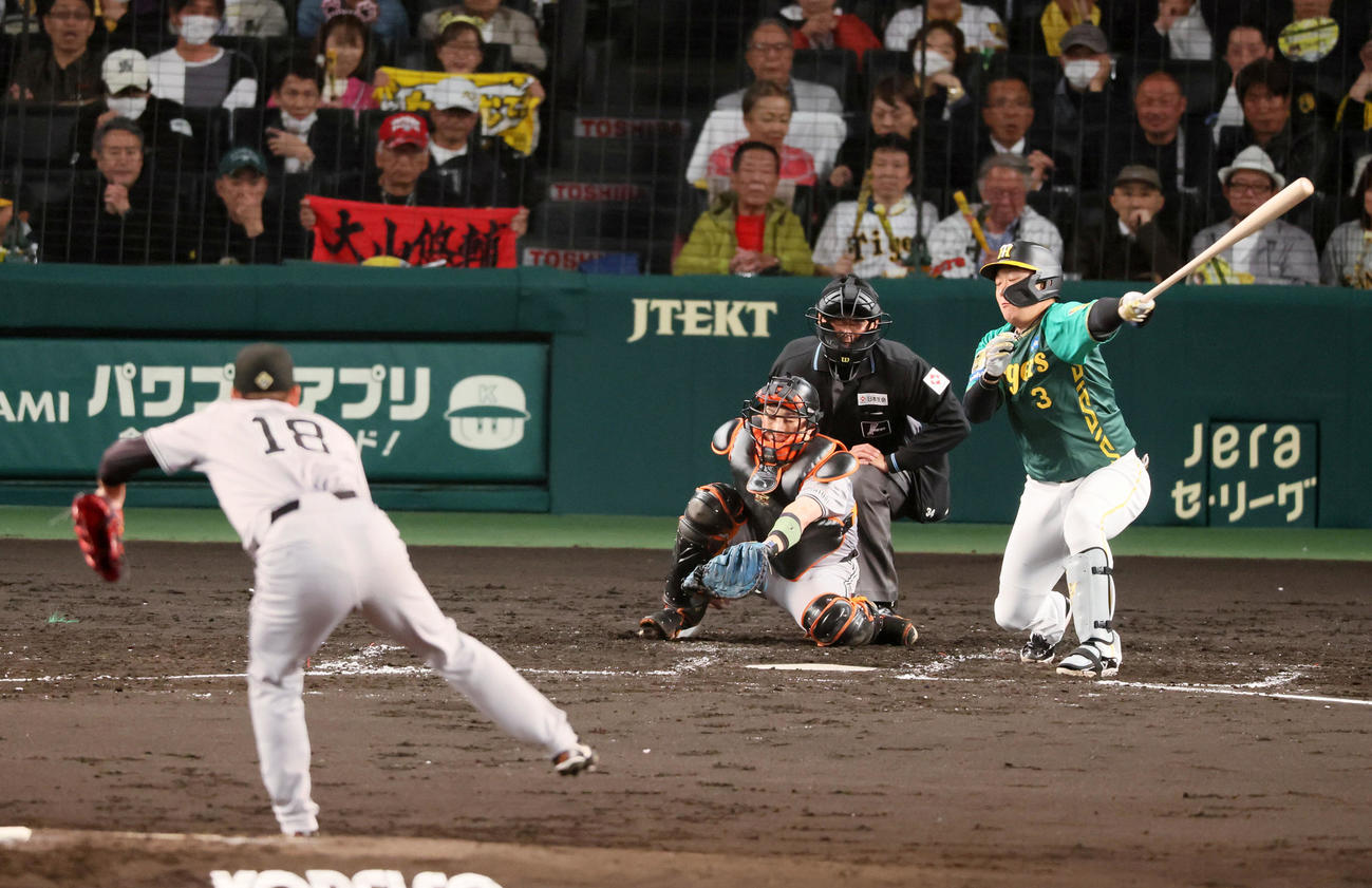 阪神対巨人　3回裏阪神2死一、二塁、大山は三振に倒れる。投手は菅野（撮影・加藤哉）
