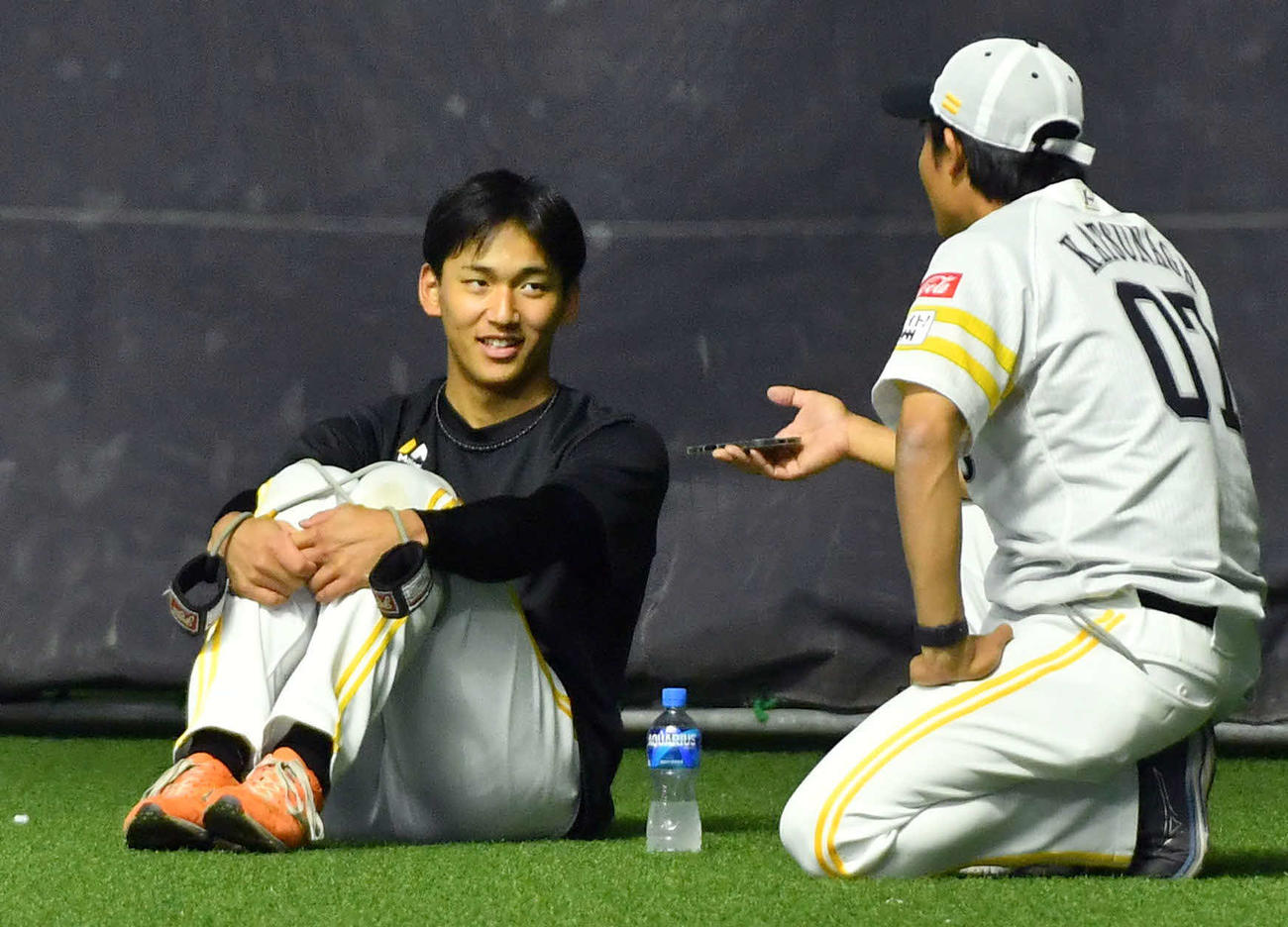 トレーナーと談笑するソフトバンク前田悠（撮影・岩下翔太）