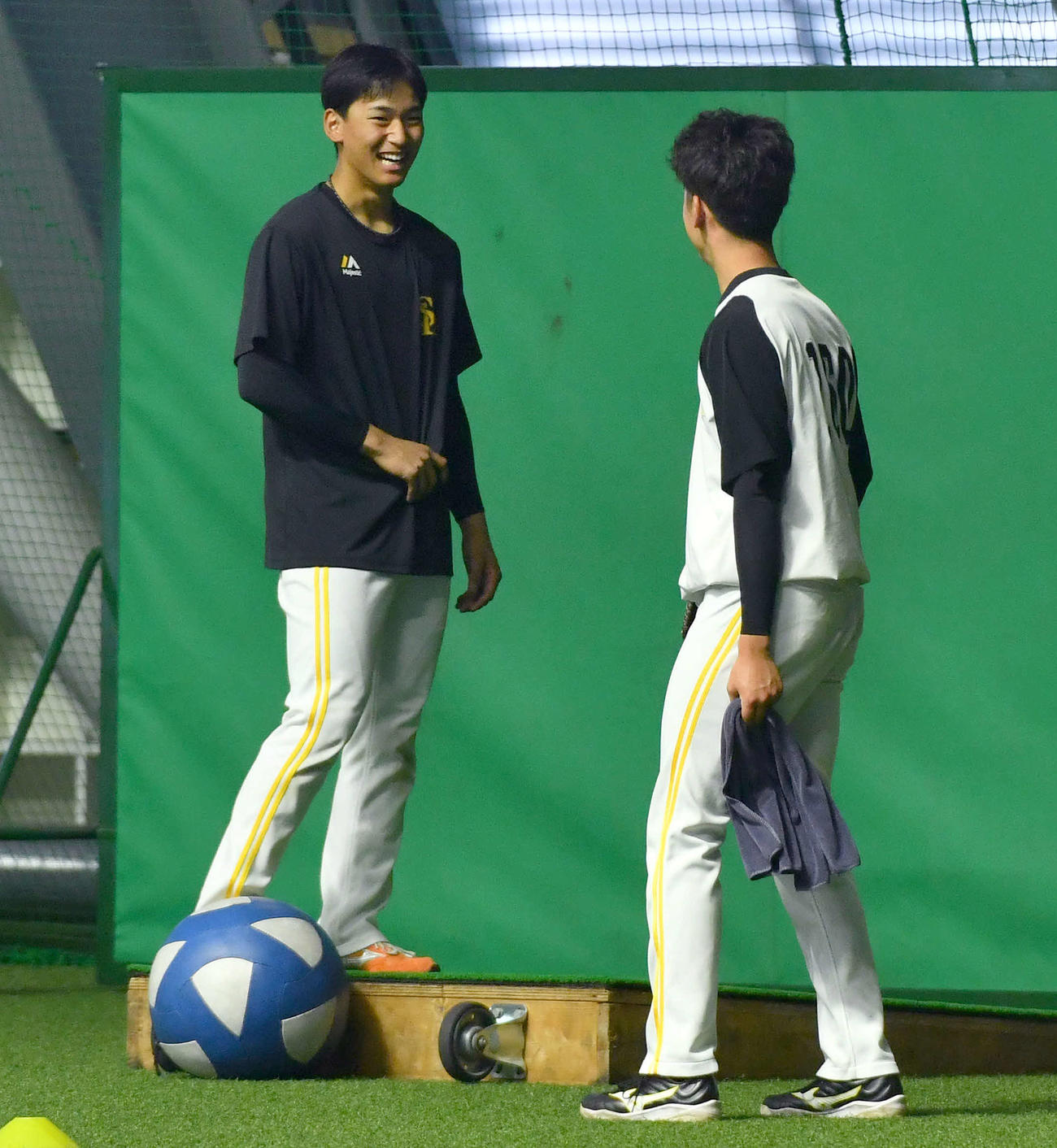 長水（右）と談笑する前田悠伍（撮影・岩下翔太）
