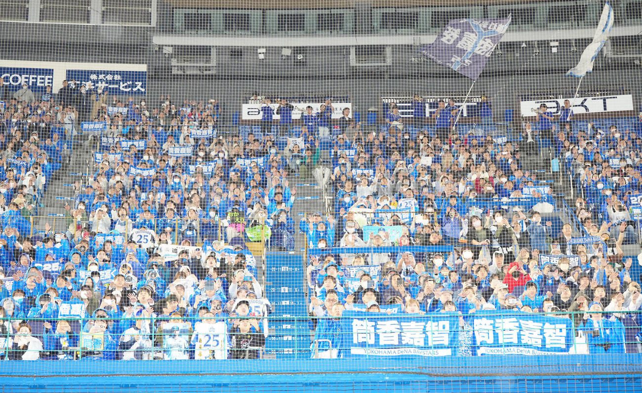 筒香の入団会見に集まった大勢のDeNAファン（撮影・江口和貴）