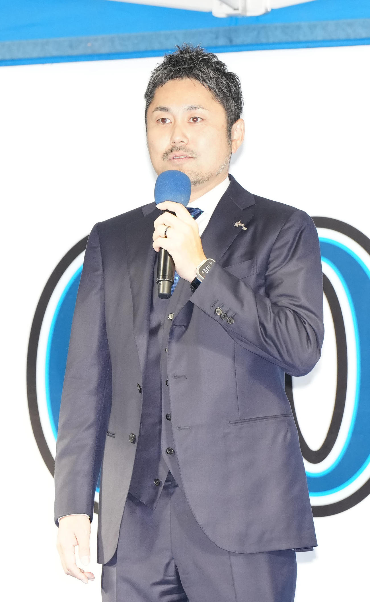 筒香の入団会見であいさつするDeNA萩原チーム統括本部長（撮影・江口和貴）