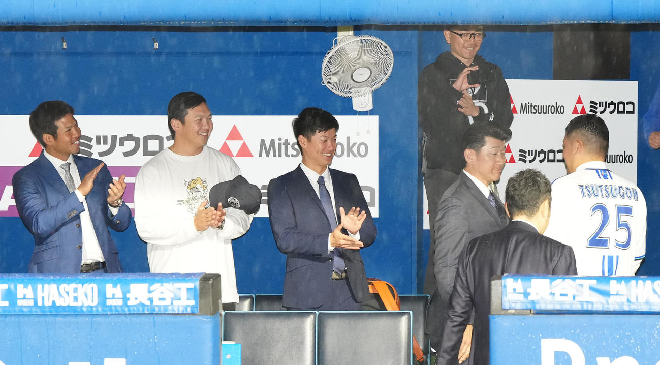 DeNA入団会見を終えた筒香（右）に拍手する、左から桑原、山崎、柴田（撮影・江口和貴）