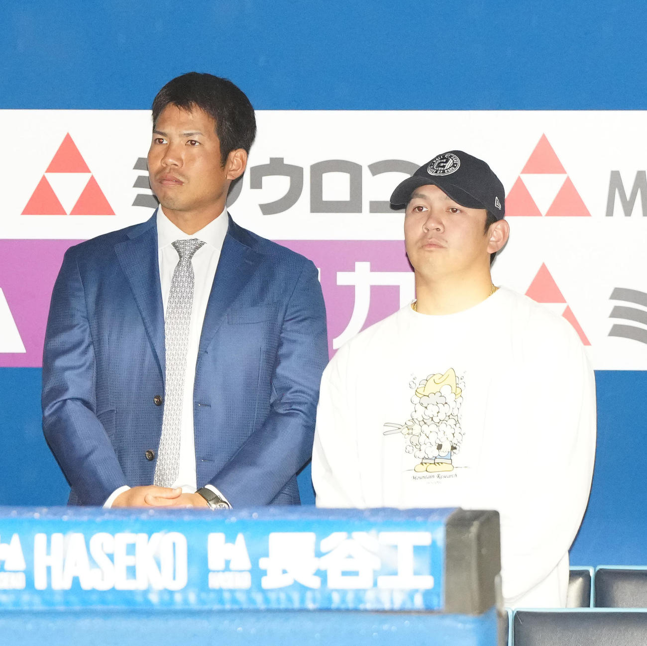 DeNA入団会見に臨む筒香を見つめる桑原（左）と山崎（撮影・江口和貴）