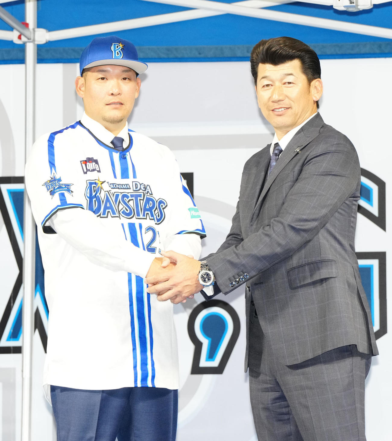入団会見に臨みDeNA三浦監督（右）と握手を交わす筒香（撮影・江口和貴）