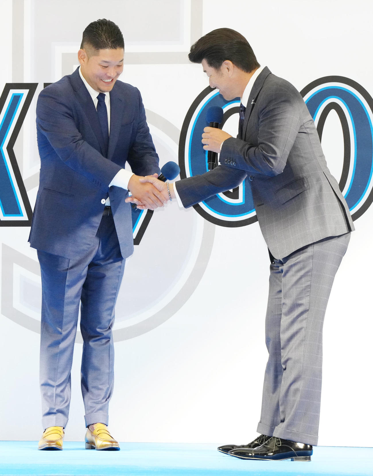 入団会見でDeNA三浦監督（右）と握手を交わす筒香（撮影・江口和貴）