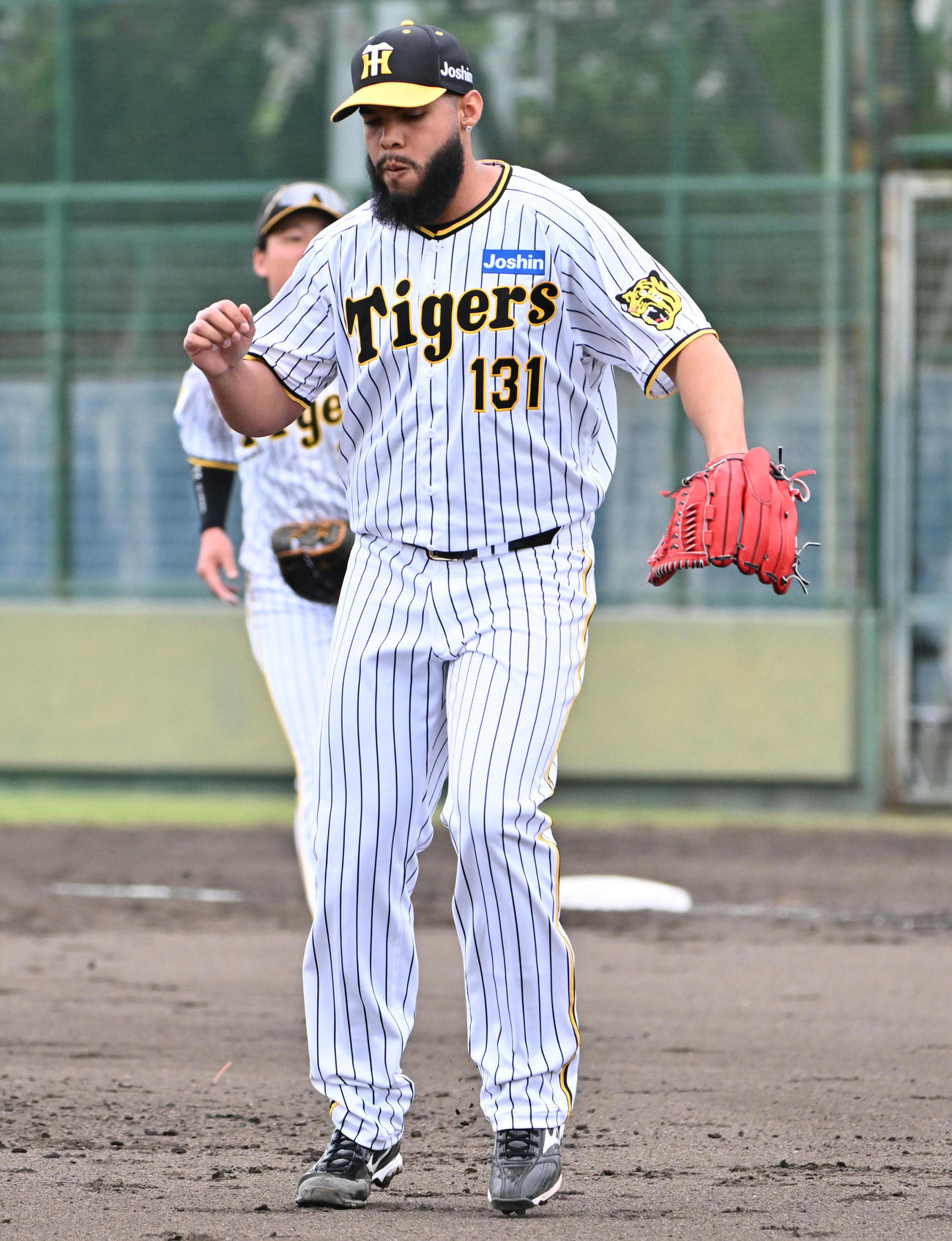 阪神対オリックス　7回表、ステップを踏みながらベンチに引き揚げるベタンセス（撮影・石井愛子）