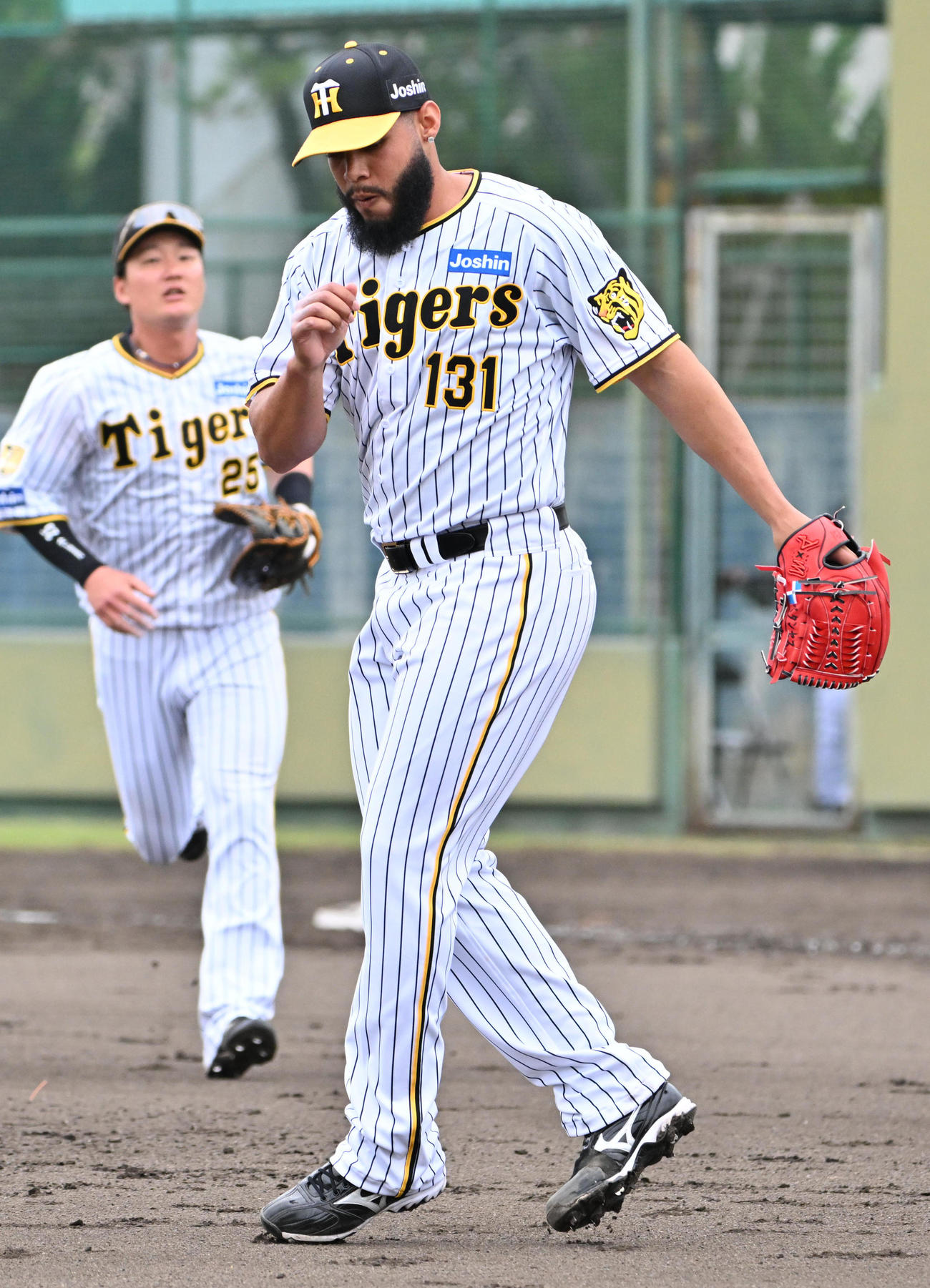 阪神対オリックス　7回表、ステップを踏みながらベンチに引き揚げるベタンセス（撮影・石井愛子）