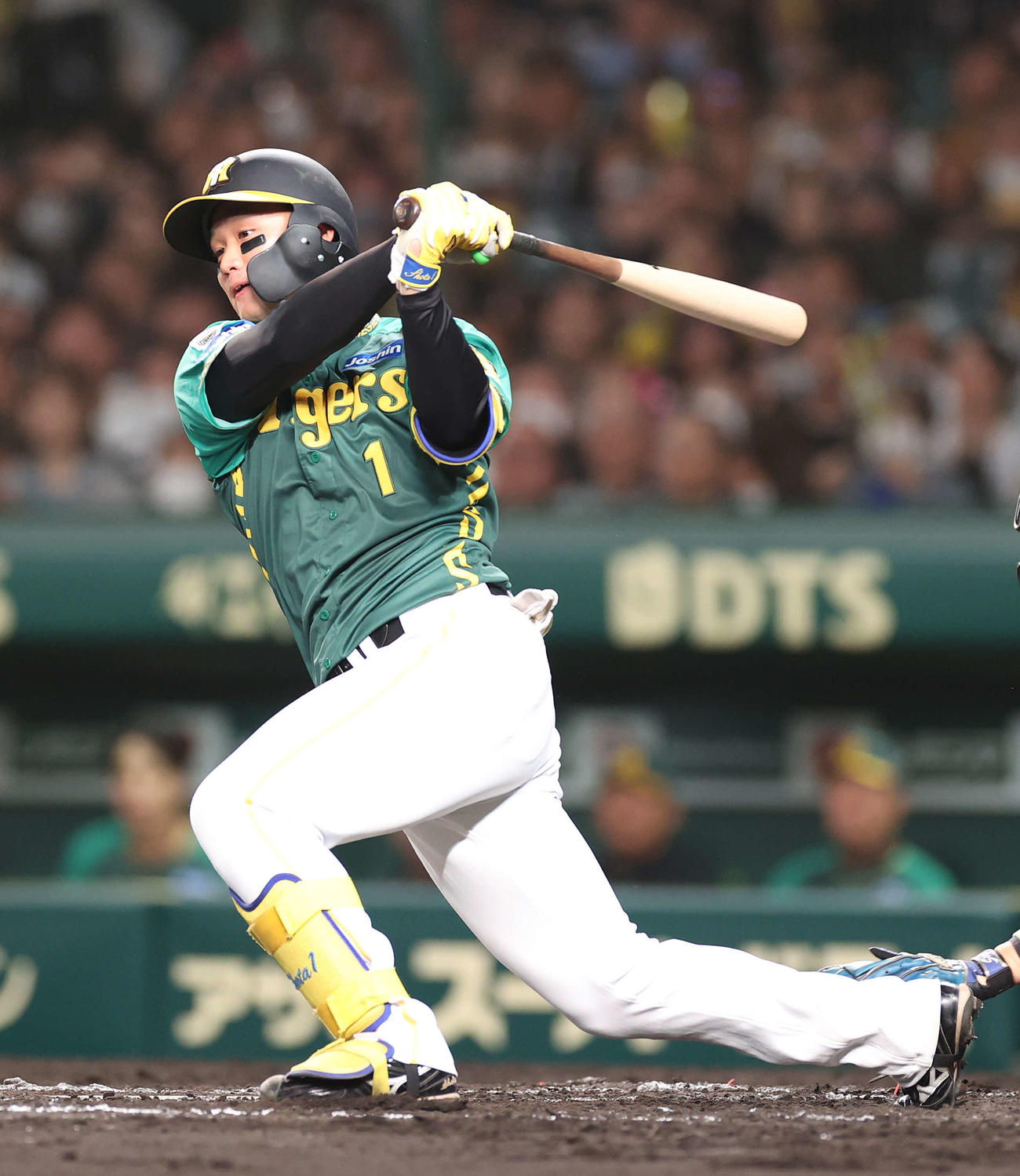 阪神対巨人　8回裏阪神1死一、二塁、左前適時打を放つ森下（撮影・河野匠）