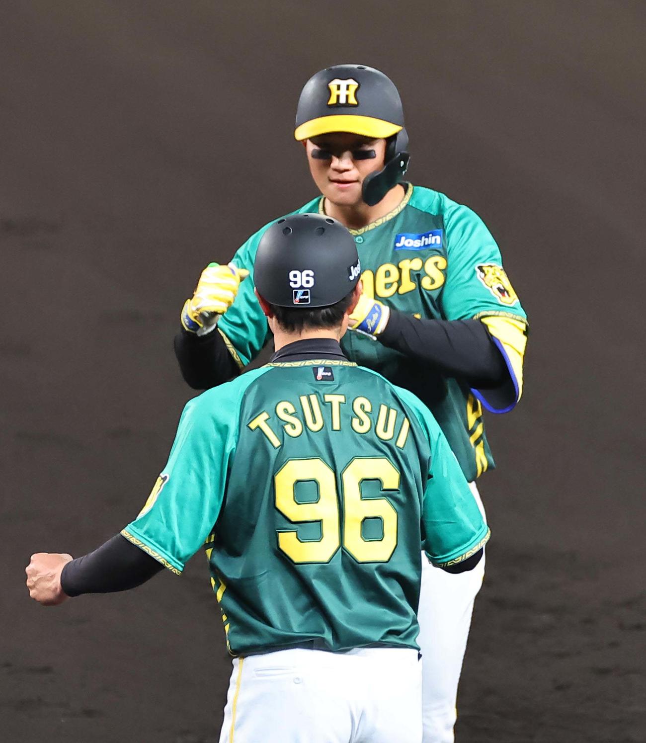 阪神対巨人　8回裏阪神1死一、二塁、森下は左前に同点適時打を放つ（撮影・上田博志）