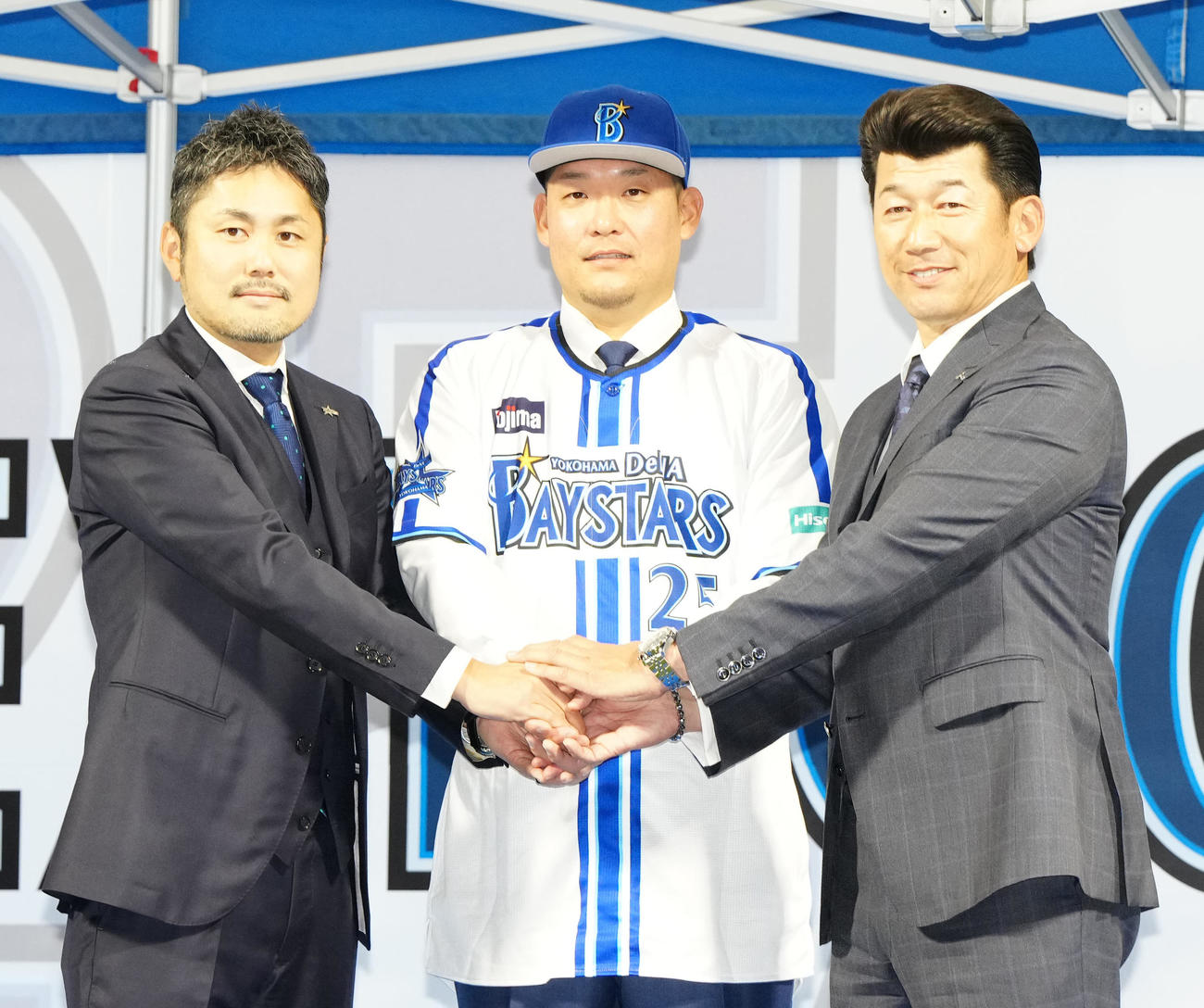 DeNA入団会見で写真に納まる筒香（中央）。右は三浦監督、左は萩原チーム統括本部長（撮影・江口和貴）