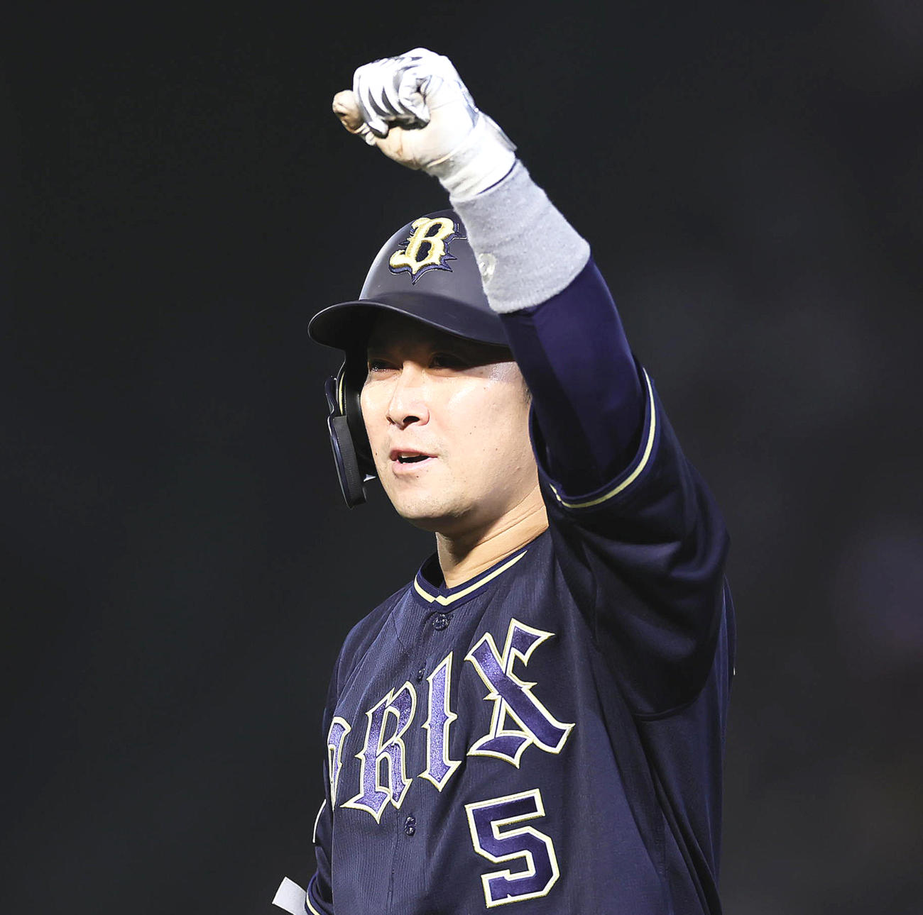 楽天対オリックス　5回表オリックス2死三塁、西野は左前適時打を放ちガッツポーズ（撮影・足立雅史）
