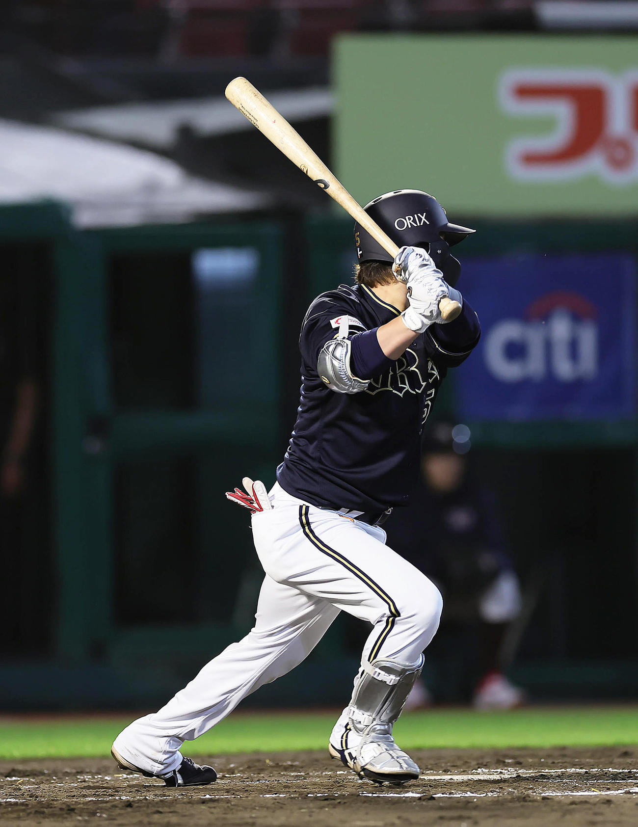 楽天対オリックス　3回表オリックス2死一、三塁、西野は先制適時内野安打を放つ（撮影・足立雅史）