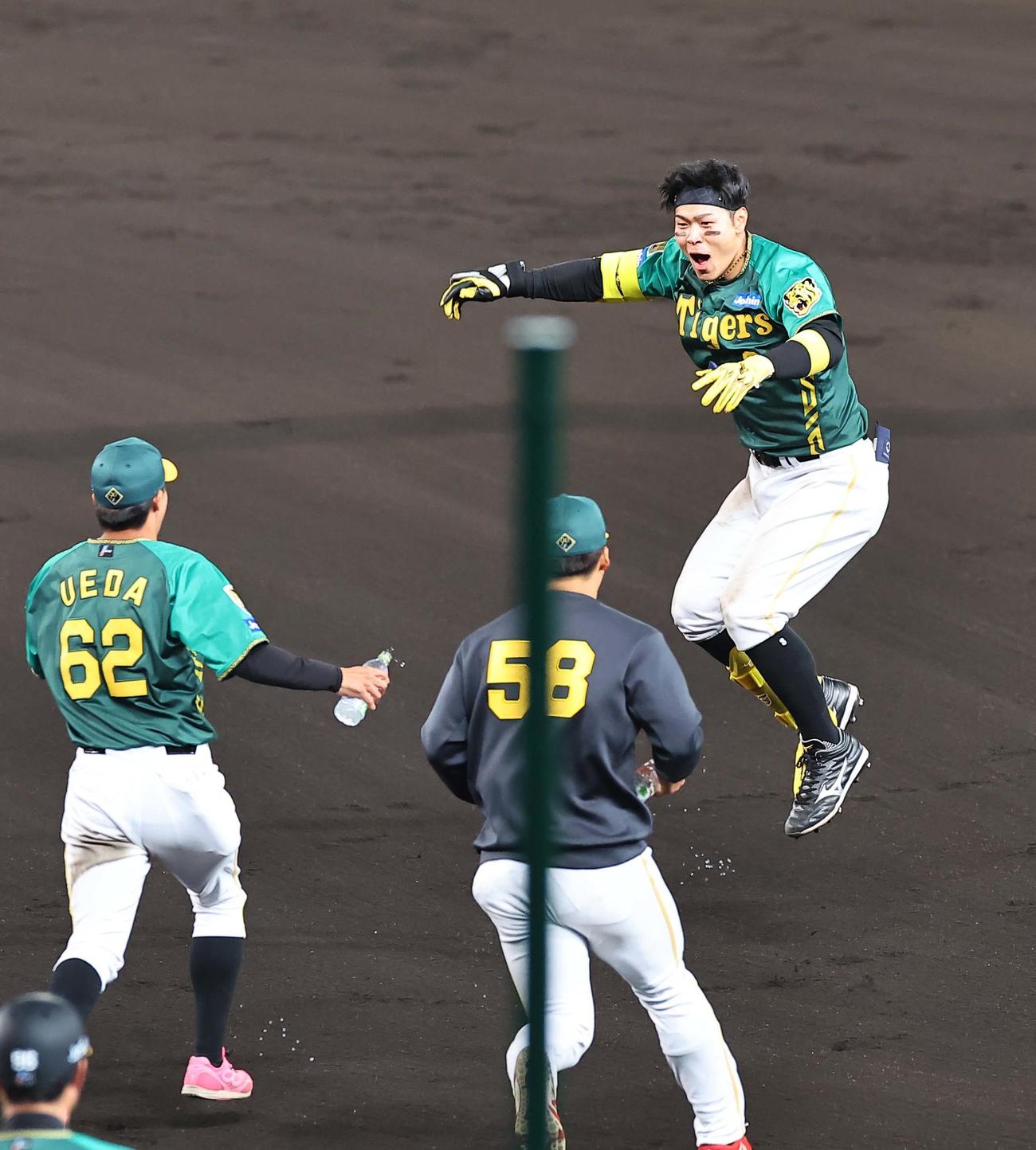 阪神対巨人　10回裏阪神無死満塁、佐藤輝（右）はサヨナラ安打を放つ（撮影・上田博志）