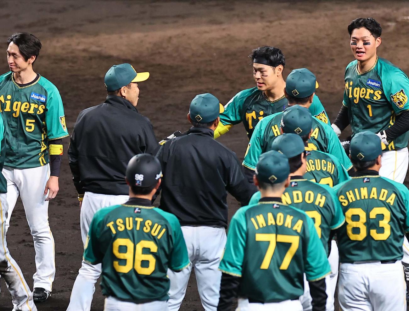 阪神対巨人　10回裏阪神無死満塁、サヨナラ安打を放った佐藤輝（中央右）は岡田監督と握手を交わす（撮影・上田博志）