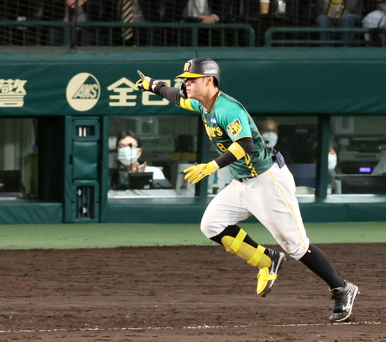 阪神対巨人　10回裏阪神無死満塁、佐藤輝はサヨナラ右適時打を放つ（撮影・加藤哉）