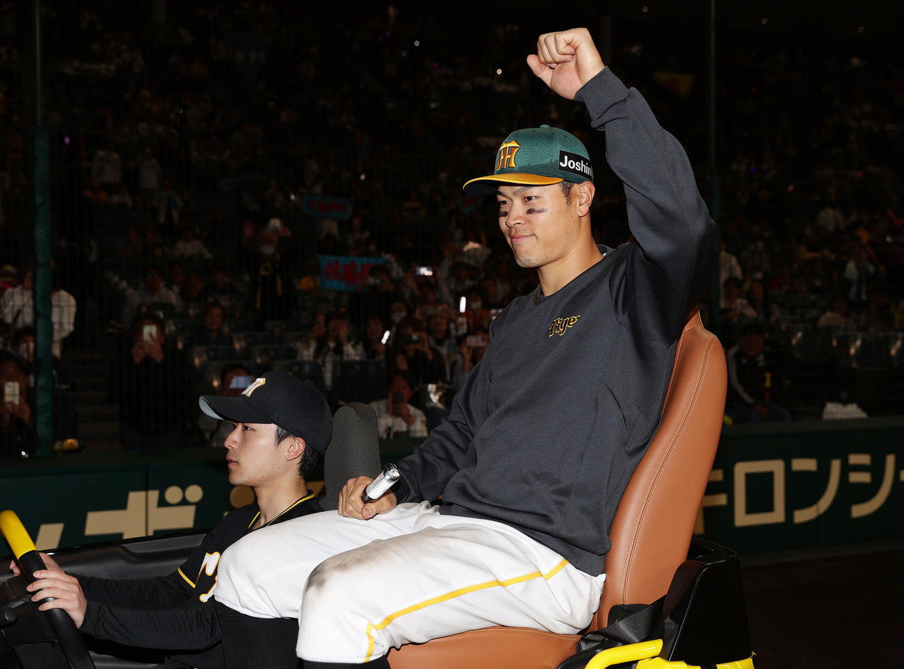 阪神対巨人　ヒーローインタビューを終えガッツポーズする阪神佐藤輝（撮影・前田充）