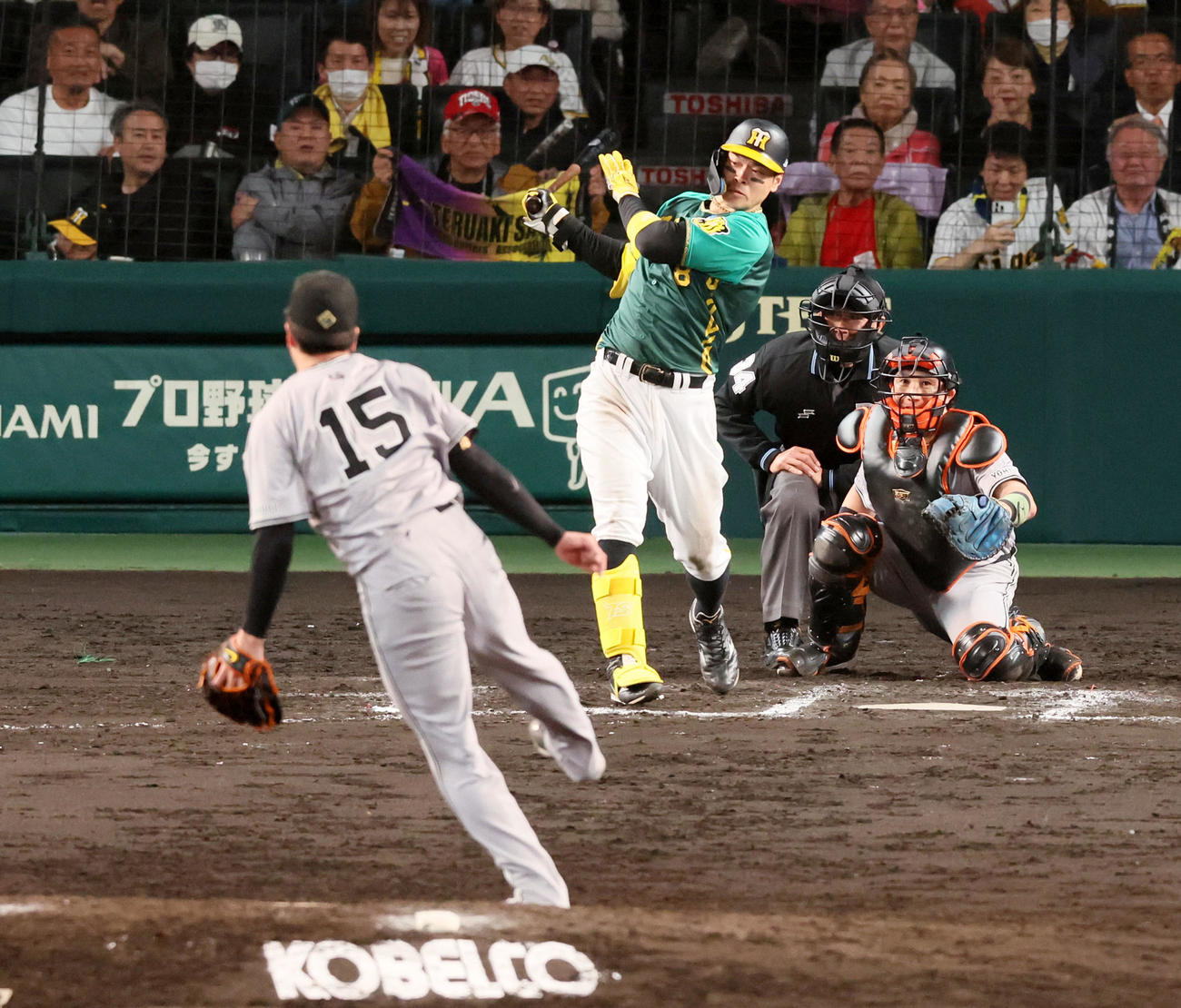 阪神対巨人　10回裏阪神無死満塁、佐藤輝はサヨナラ右適時打を放つ。投手は大勢（撮影・加藤哉）